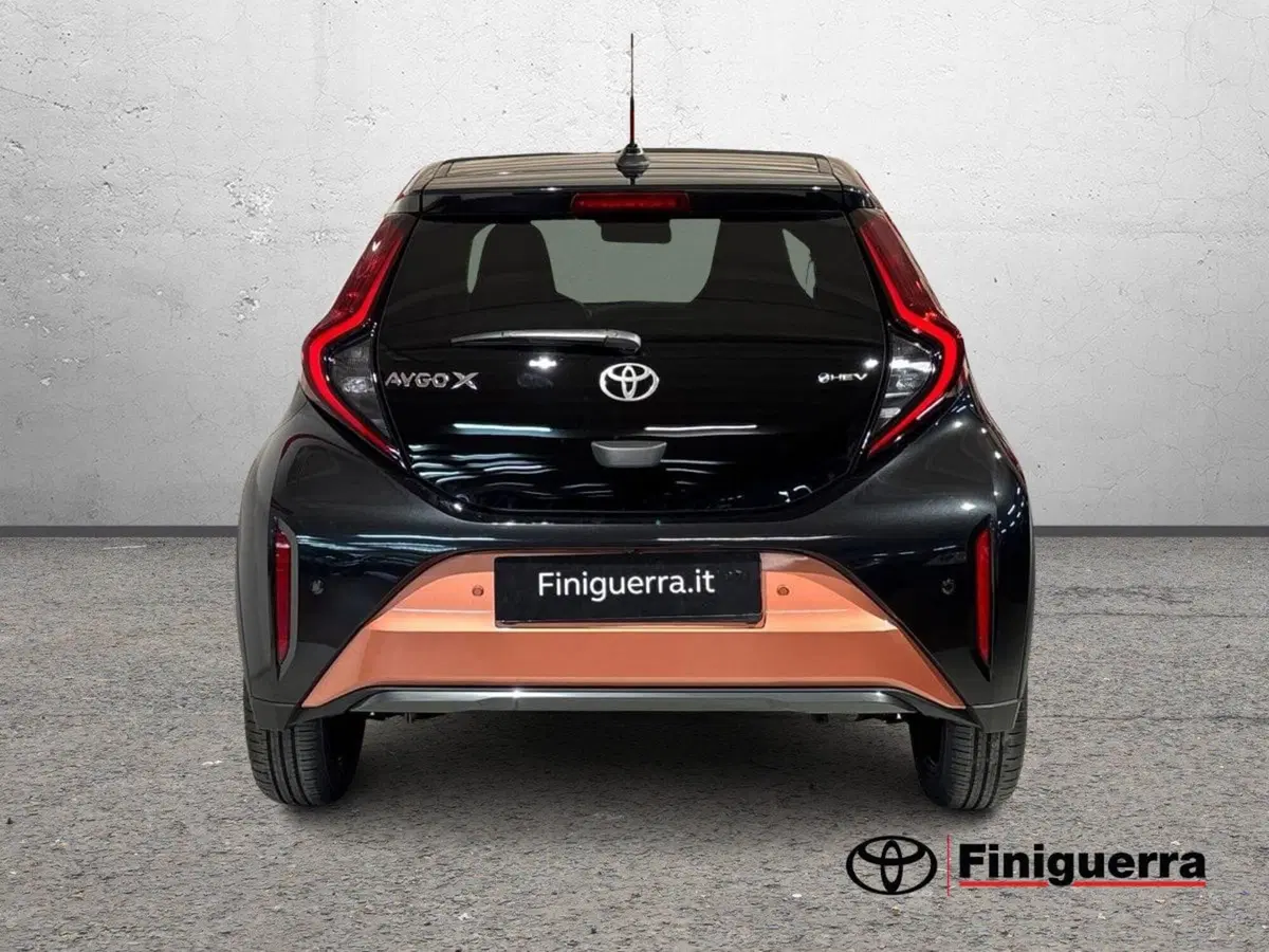 Toyota Aygo X nuova a Lecco (3)
