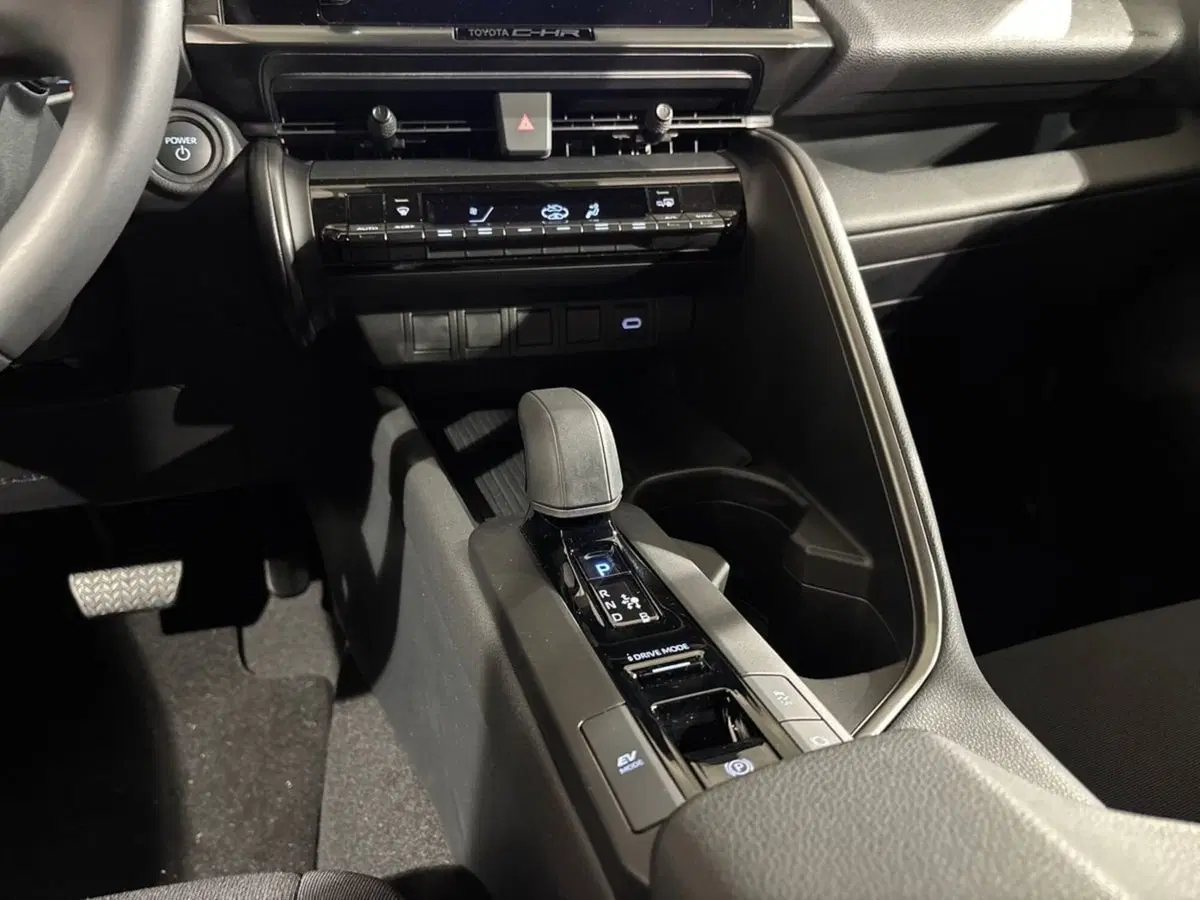 Toyota Toyota C-HR nuova a Lecco (13)