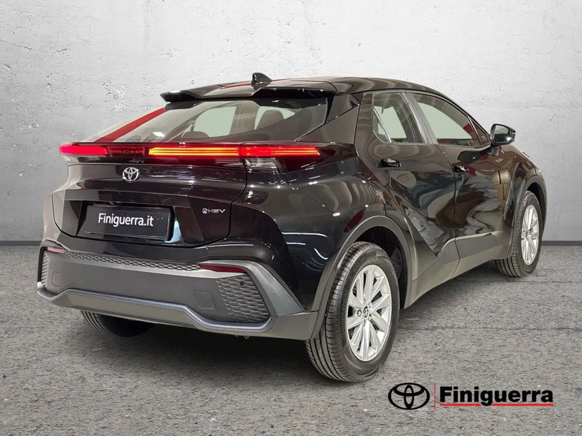 Toyota Toyota C-HR nuova a Lecco (4)