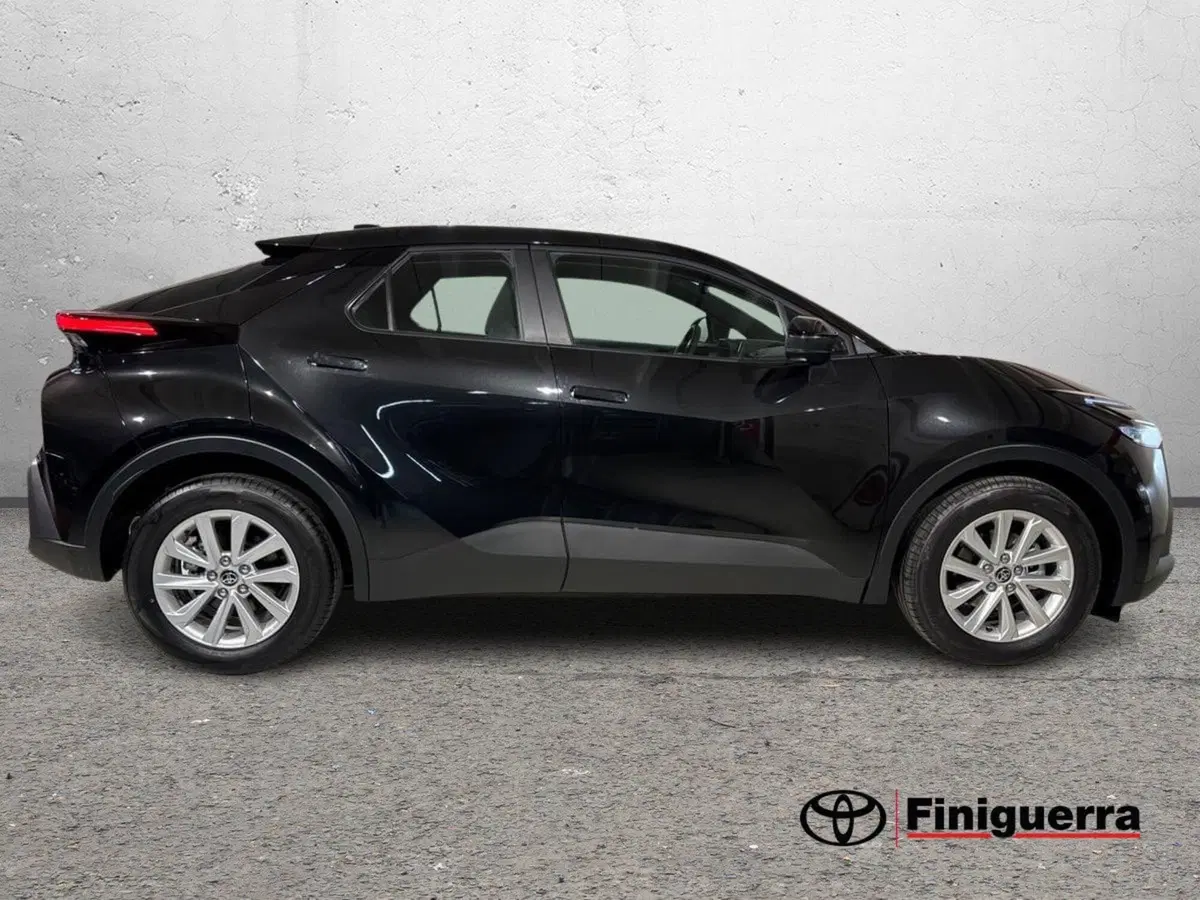 Toyota Toyota C-HR nuova a Lecco (5)