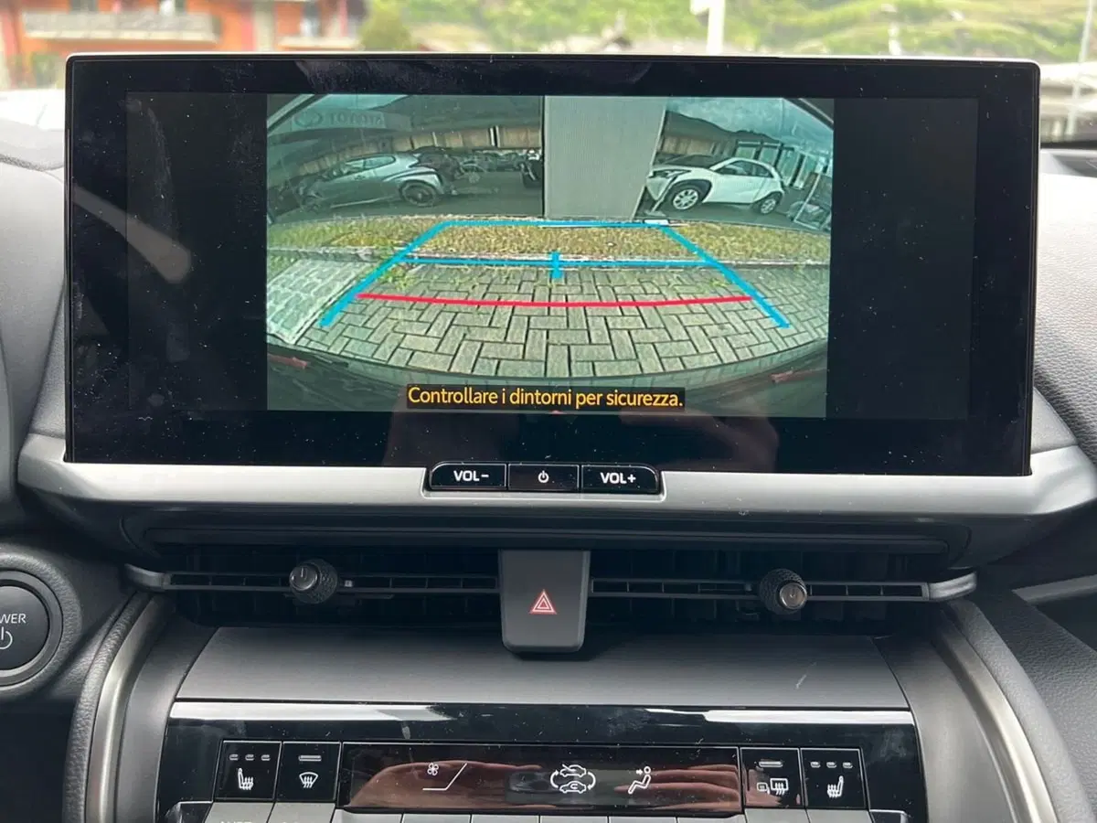 Toyota Toyota C-HR nuova a Lecco (16)