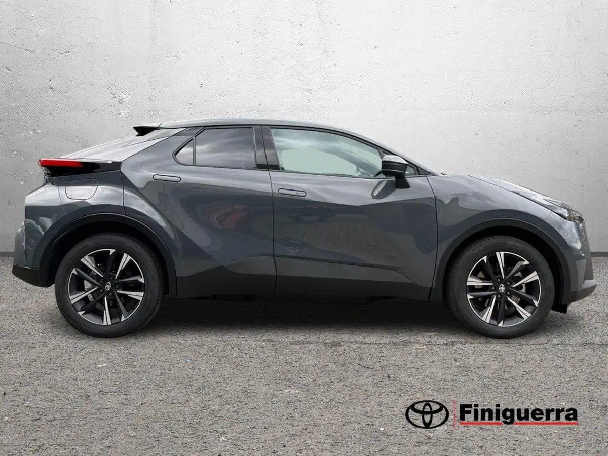 Toyota Toyota C-HR nuova a Lecco (5)