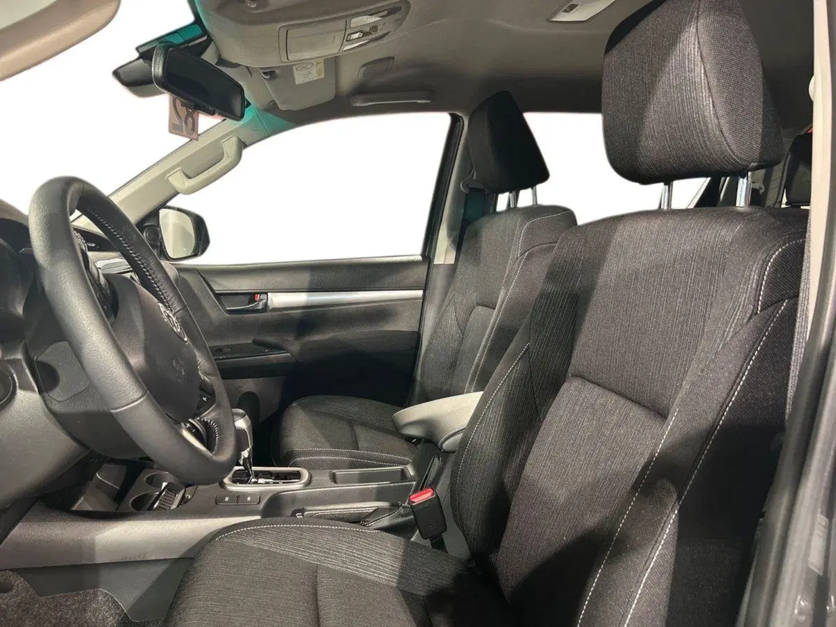 Toyota Hilux nuova a Lecco (10)