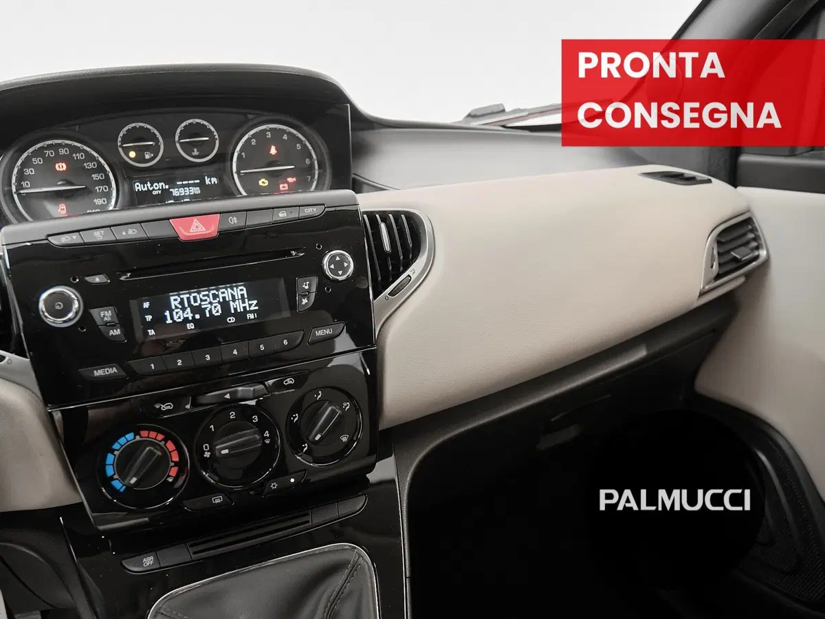 Lancia Ypsilon usata a Prato (20)