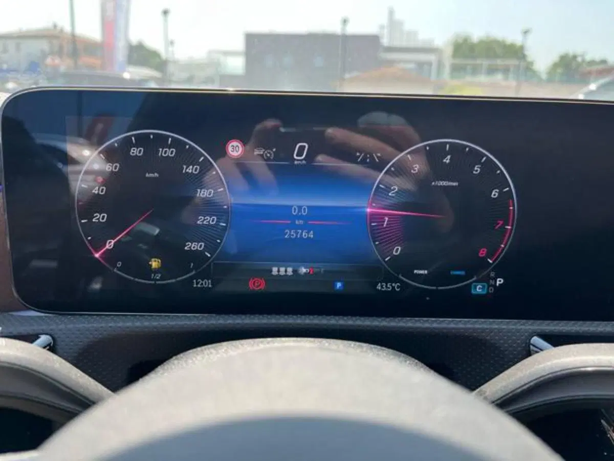 Mercedes-Benz CLA Shooting Brake usata a Milano (17)