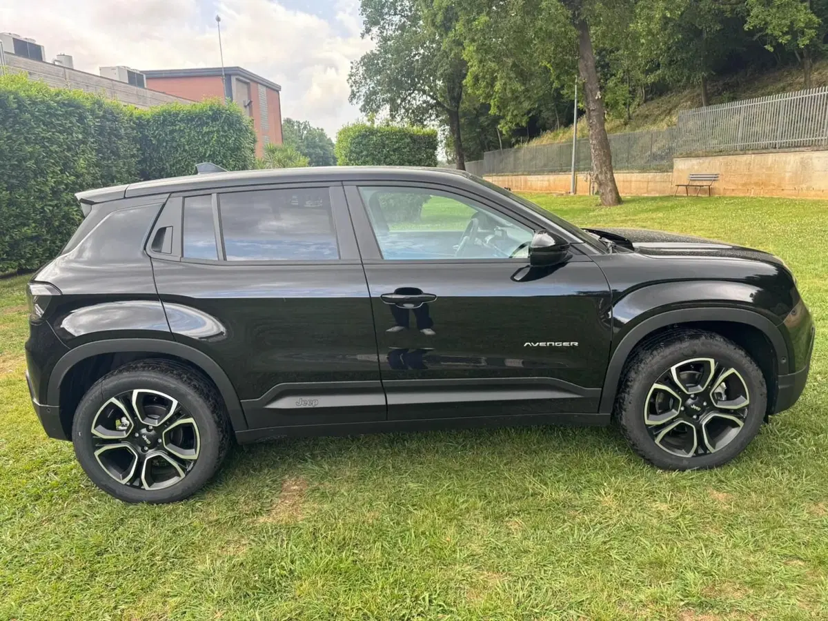 Jeep Avenger nuova a Salerno (17)