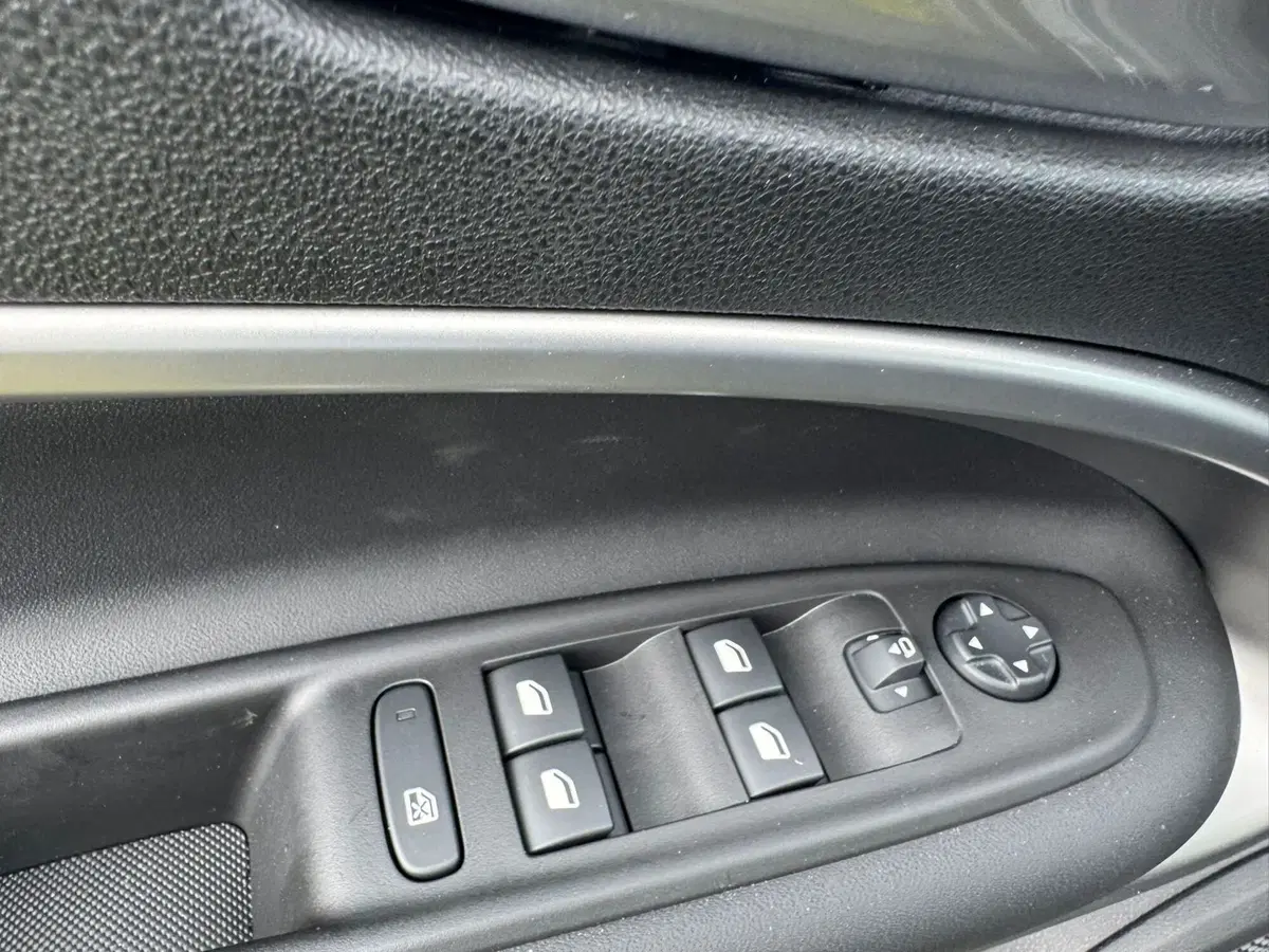 Jeep Avenger nuova a Salerno (18)