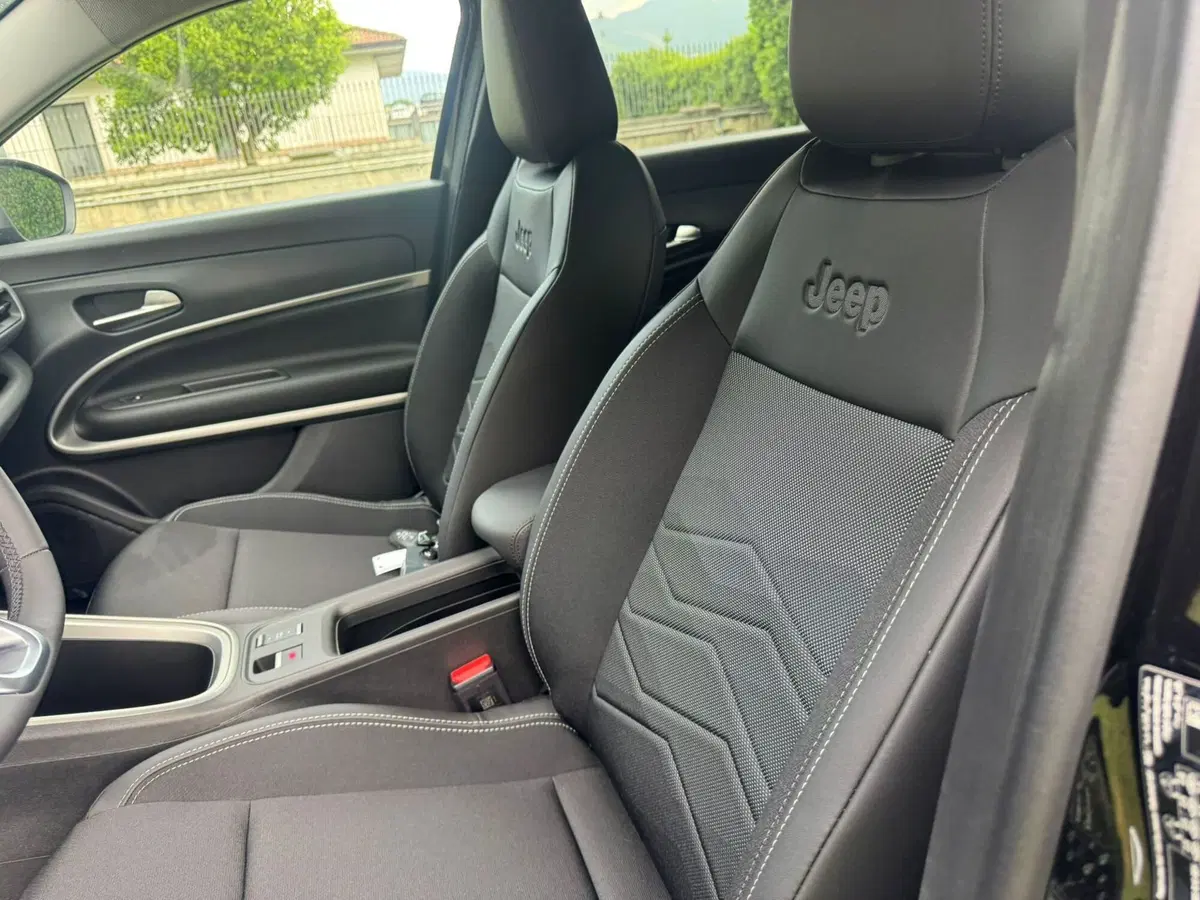 Jeep Avenger nuova a Salerno (6)