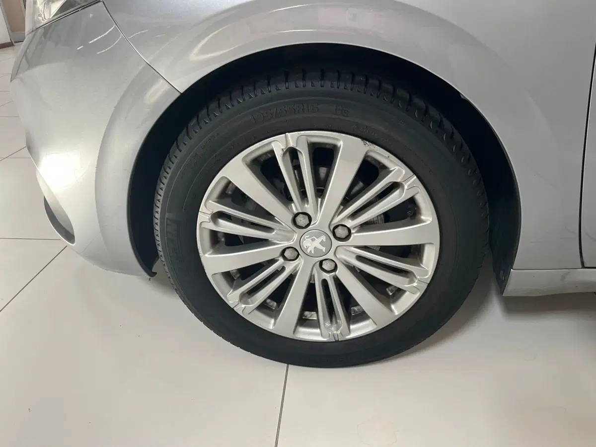 Peugeot 208 usata a Lucca (8)
