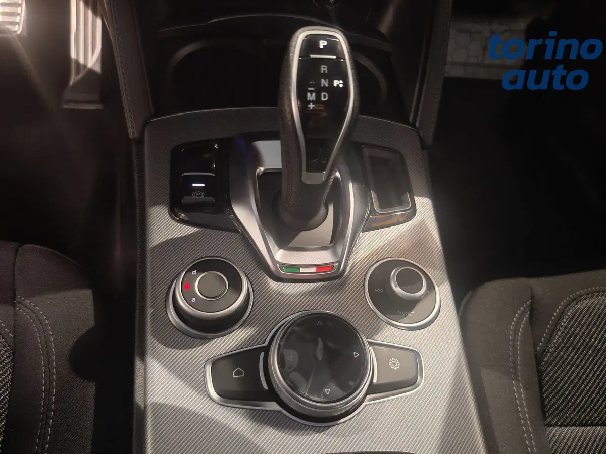 Alfa Romeo Stelvio nuova a Torino (17)