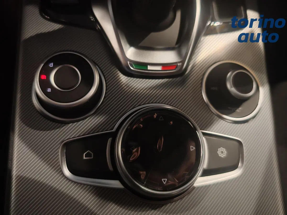 Alfa Romeo Stelvio nuova a Torino (18)