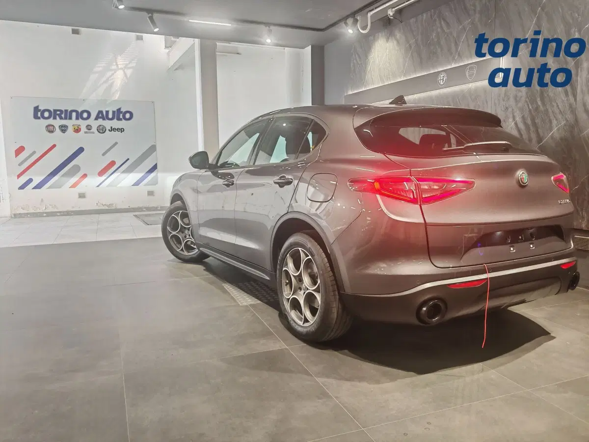 Alfa Romeo Stelvio nuova a Torino (4)