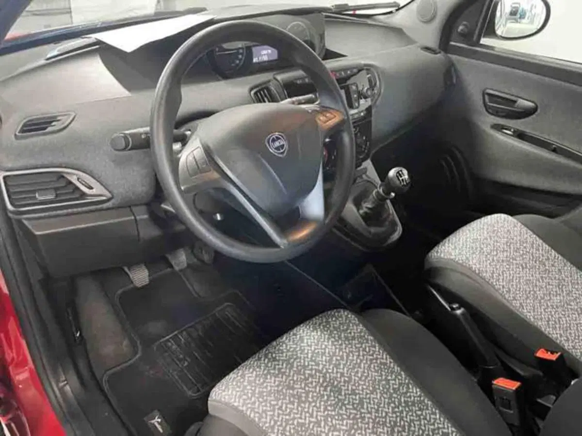 Lancia Ypsilon usata a Torino (6)