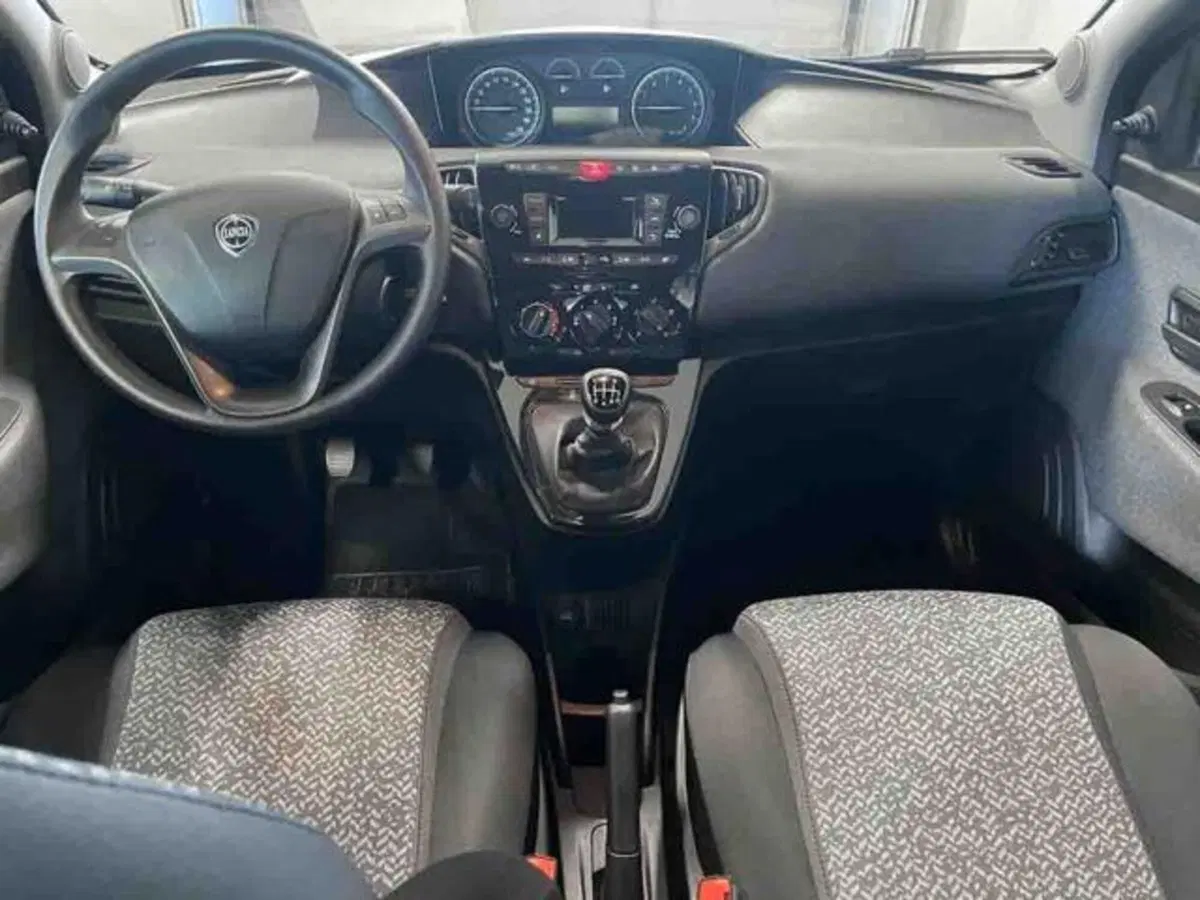 Lancia Ypsilon usata a Torino (7)