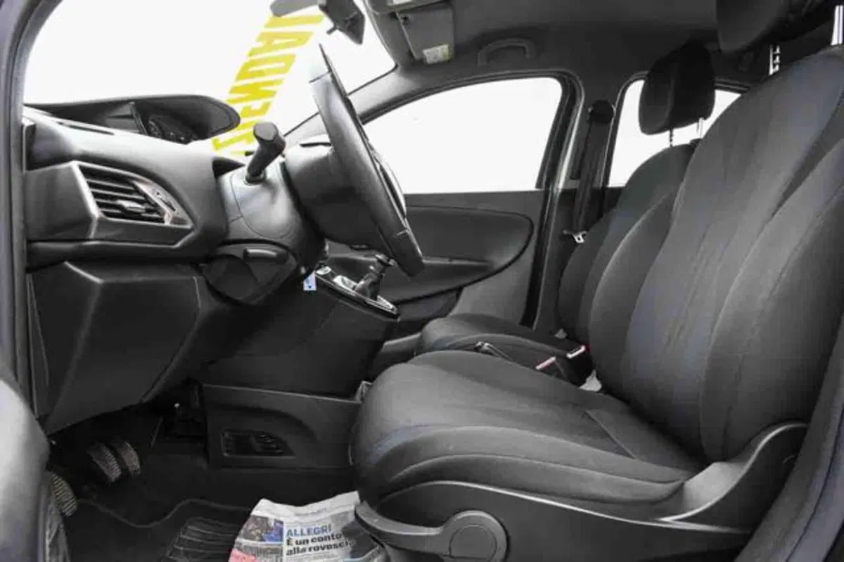 Lancia Ypsilon usata a Torino (10)