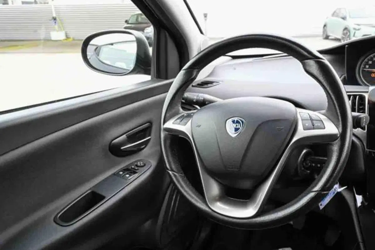 Lancia Ypsilon usata a Torino (12)