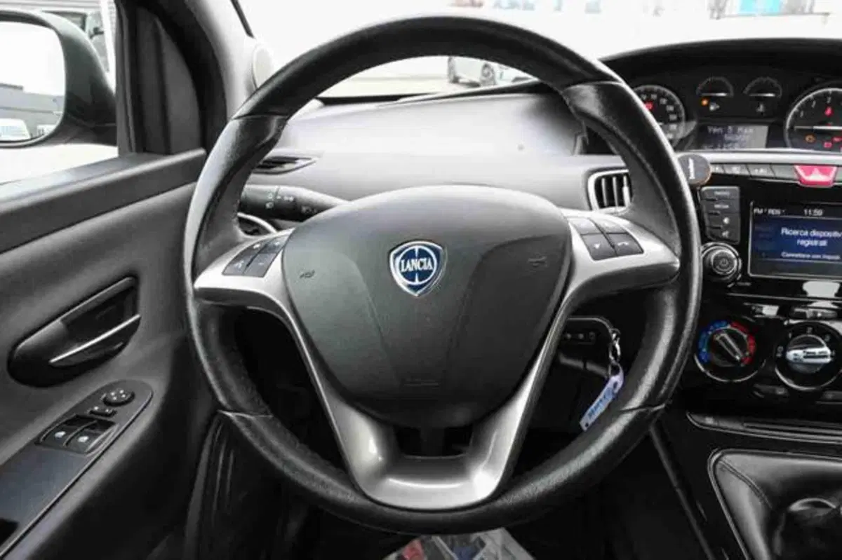 Lancia Ypsilon usata a Torino (17)