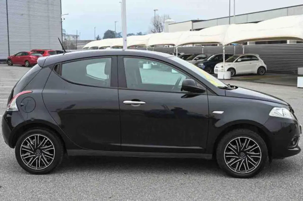 Lancia Ypsilon usata a Torino (19)