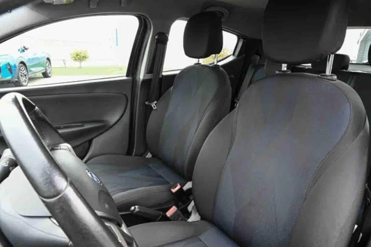 Lancia Ypsilon usata a Torino (9)