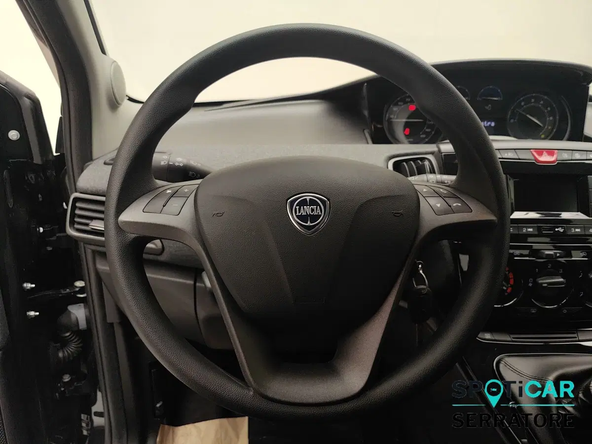 Lancia Ypsilon nuova a Como (15)