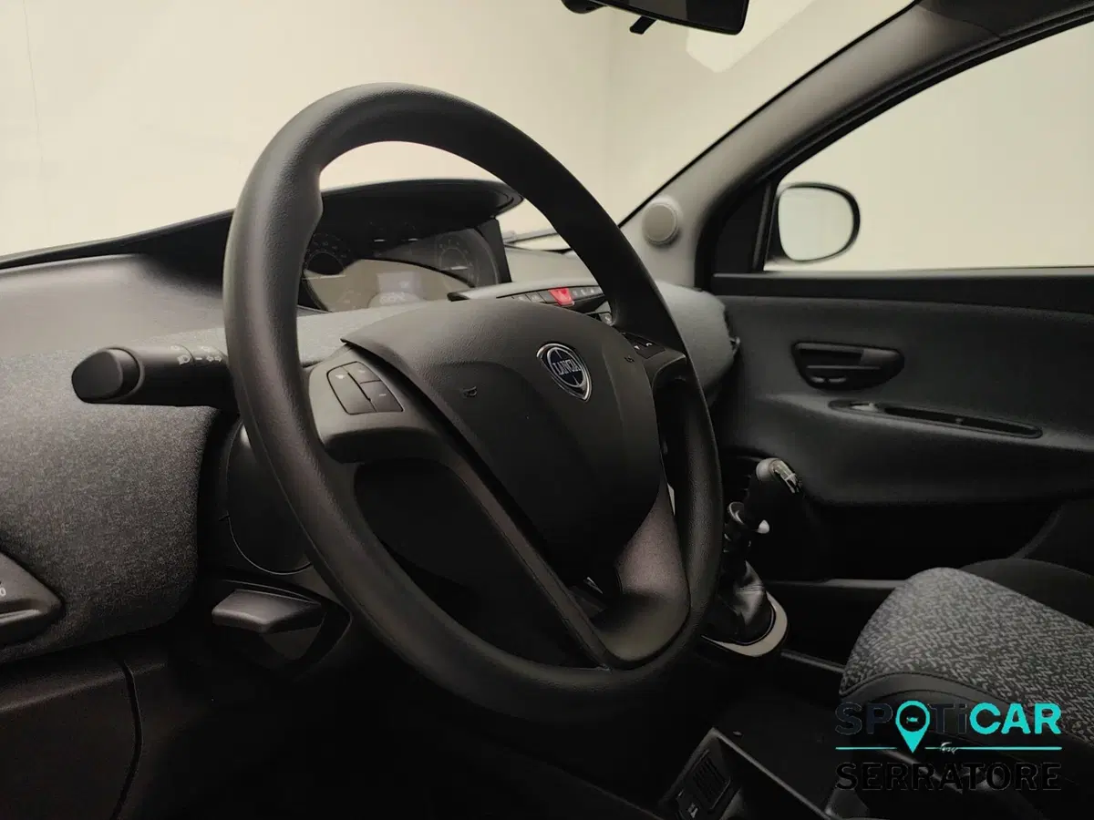 Lancia Ypsilon nuova a Como (9)