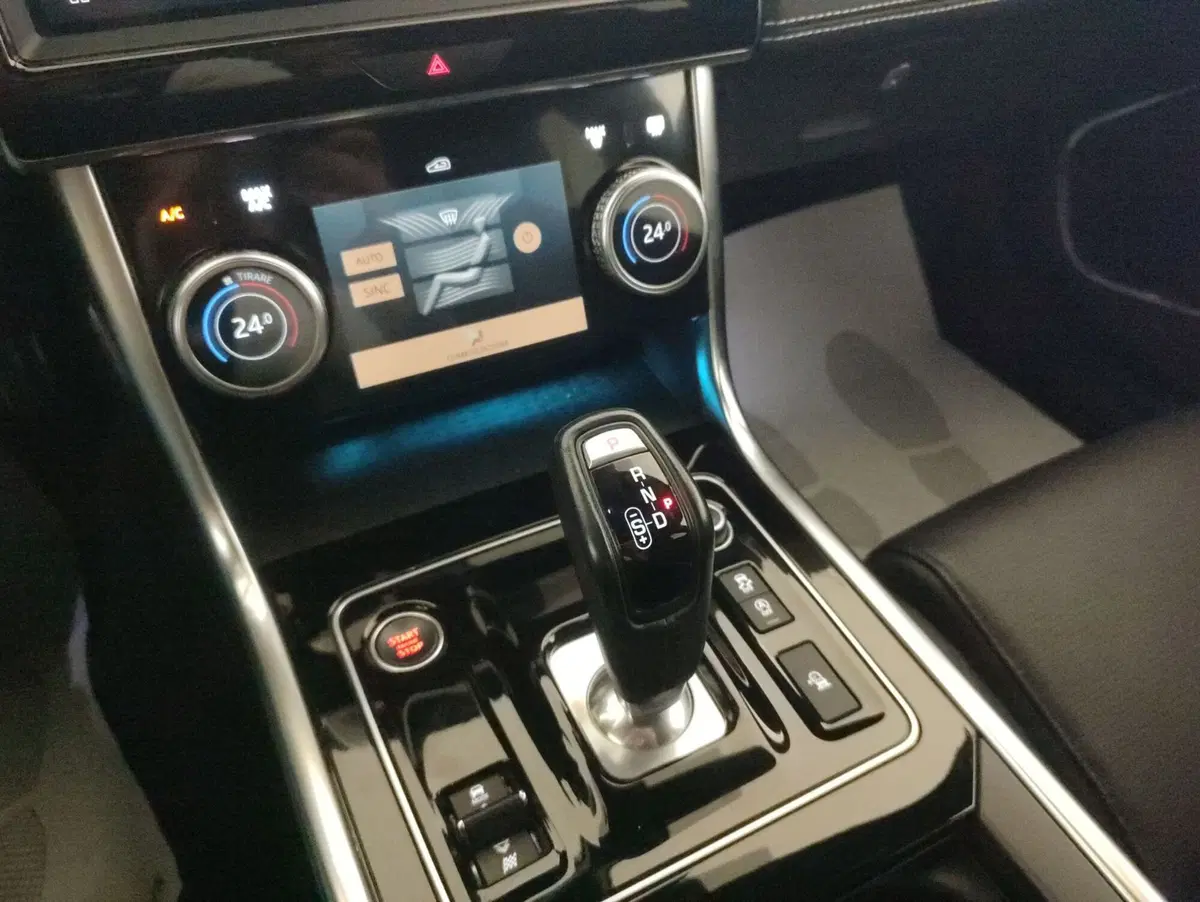 Jaguar XE usata a Alessandria (8)