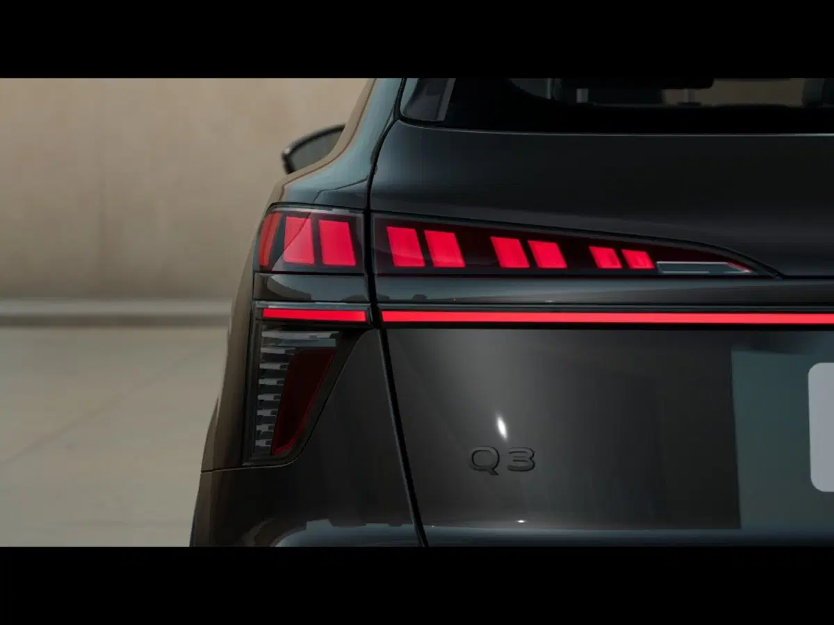Audi Q3 Sportback nuova a Livorno (7)