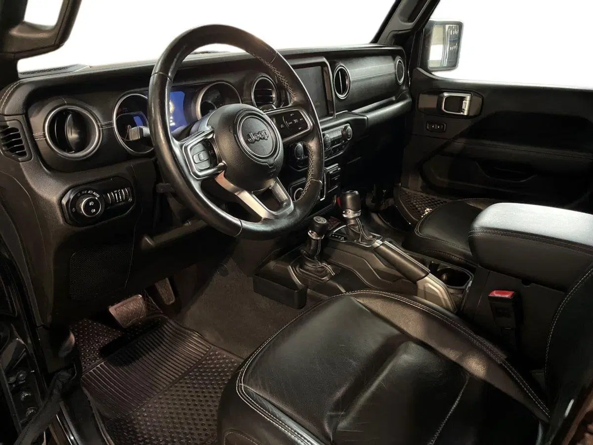 Jeep Wrangler Unlimited usata a Bari (10)