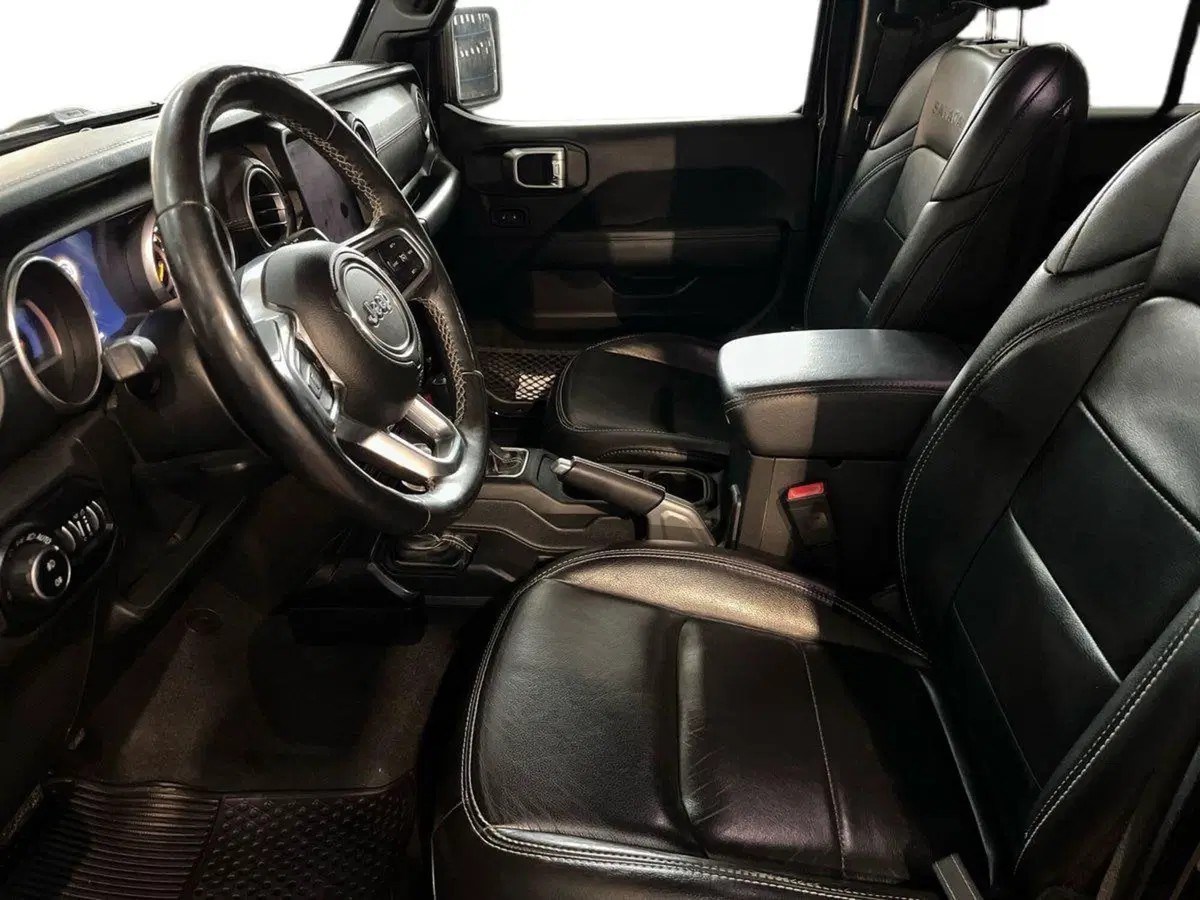 Jeep Wrangler Unlimited usata a Bari (7)