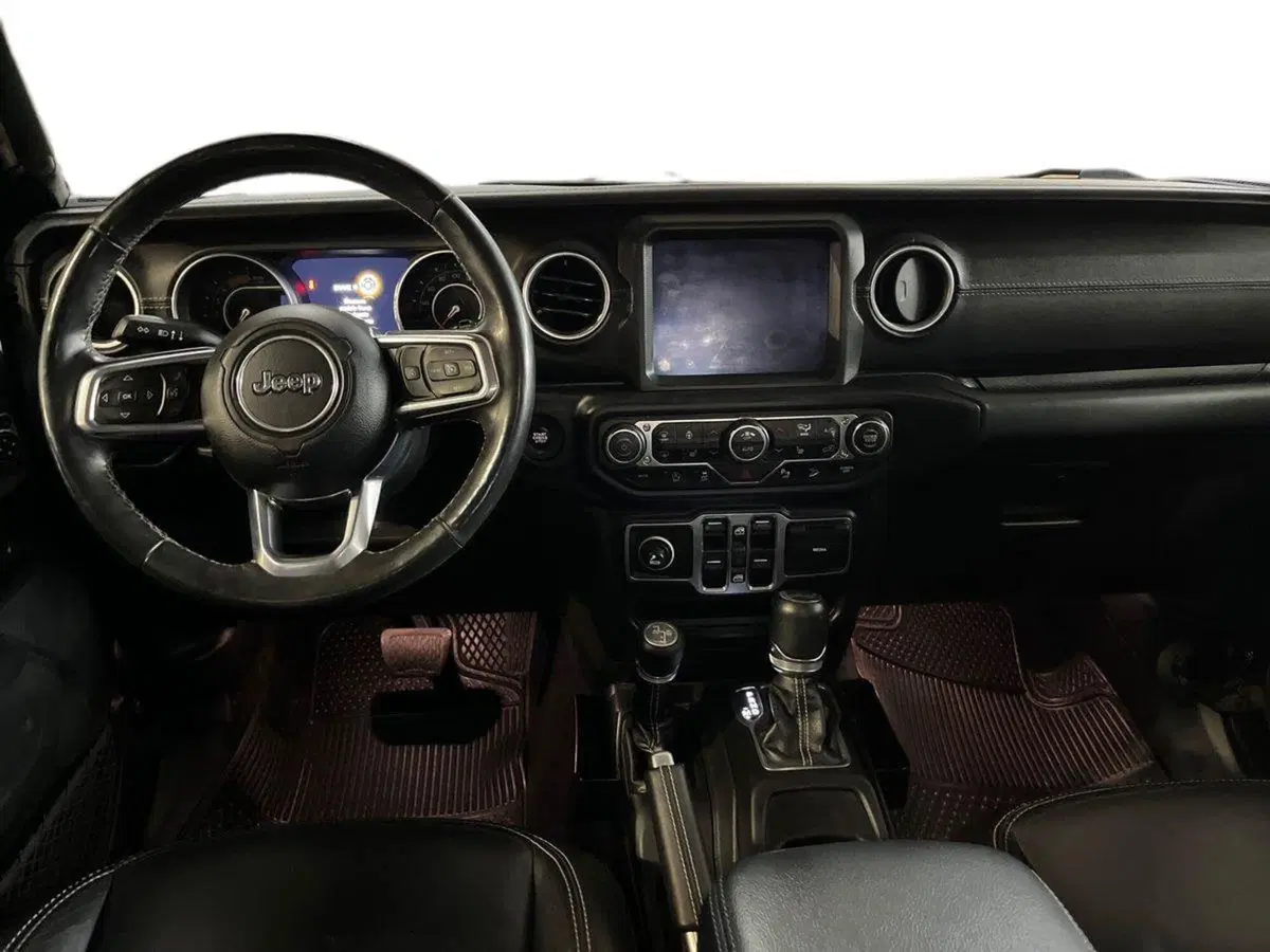 Jeep Wrangler Unlimited usata a Bari (8)