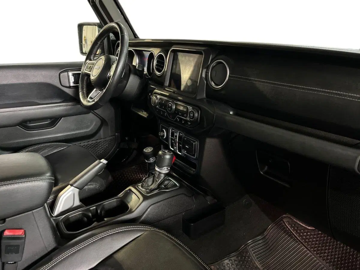 Jeep Wrangler Unlimited usata a Bari (9)