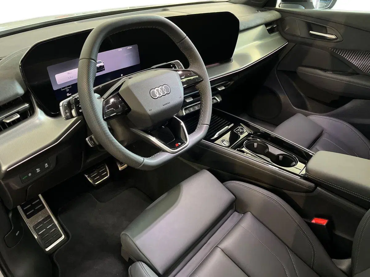 Audi Q3 Sportback nuova a Bari (10)