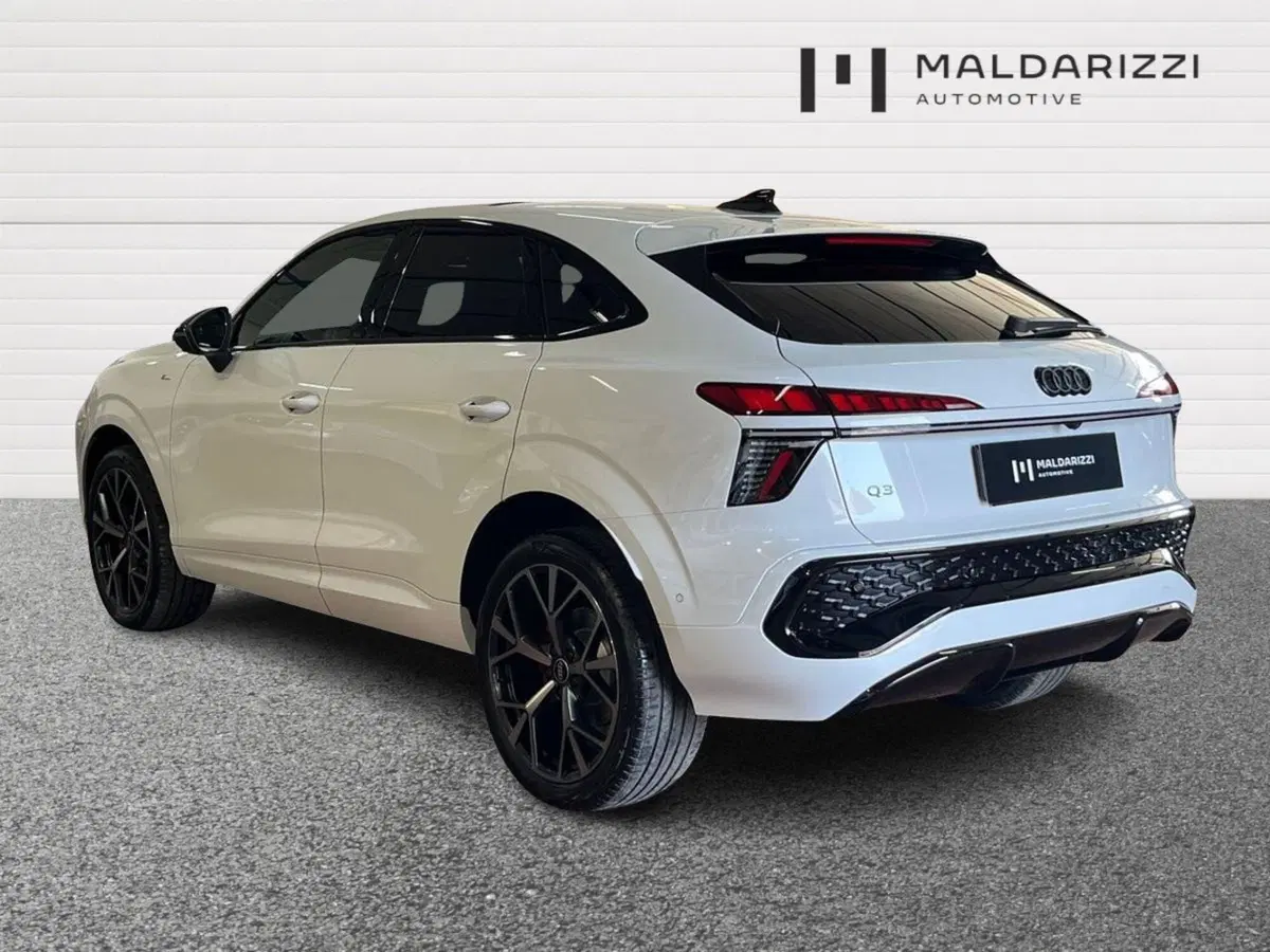 Audi Q3 Sportback nuova a Bari (4)