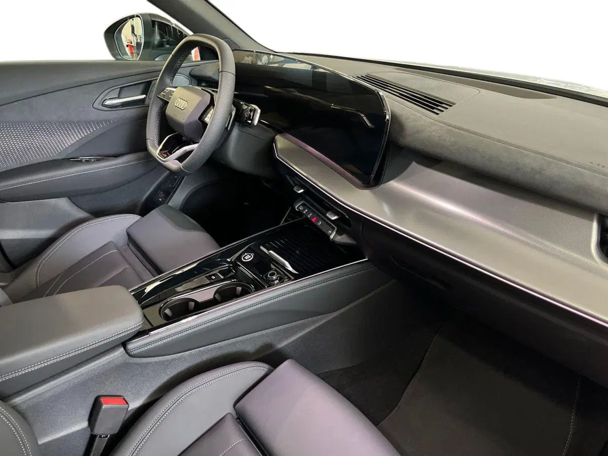 Audi Q3 Sportback nuova a Bari (9)