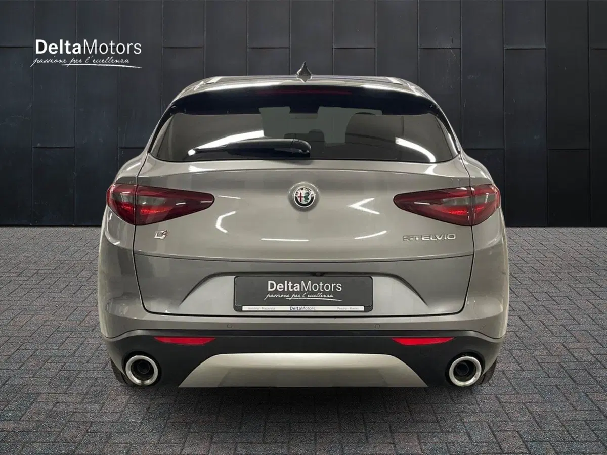 Alfa Romeo Stelvio usata a Macerata (4)