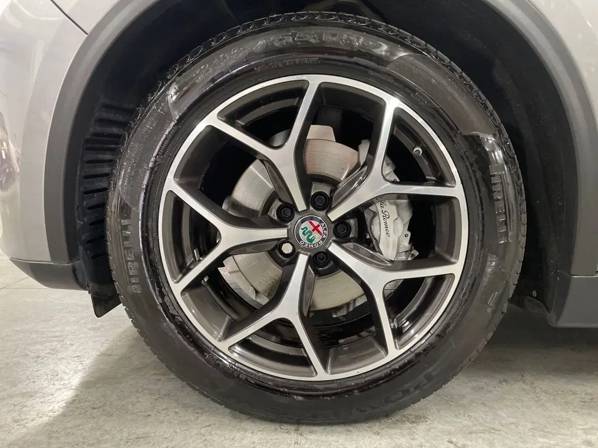 Alfa Romeo Stelvio usata a Macerata (8)
