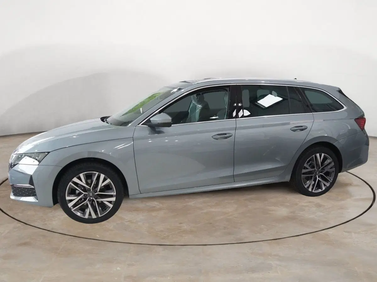 Skoda Octavia Station Wagon nuova a Torino (4)