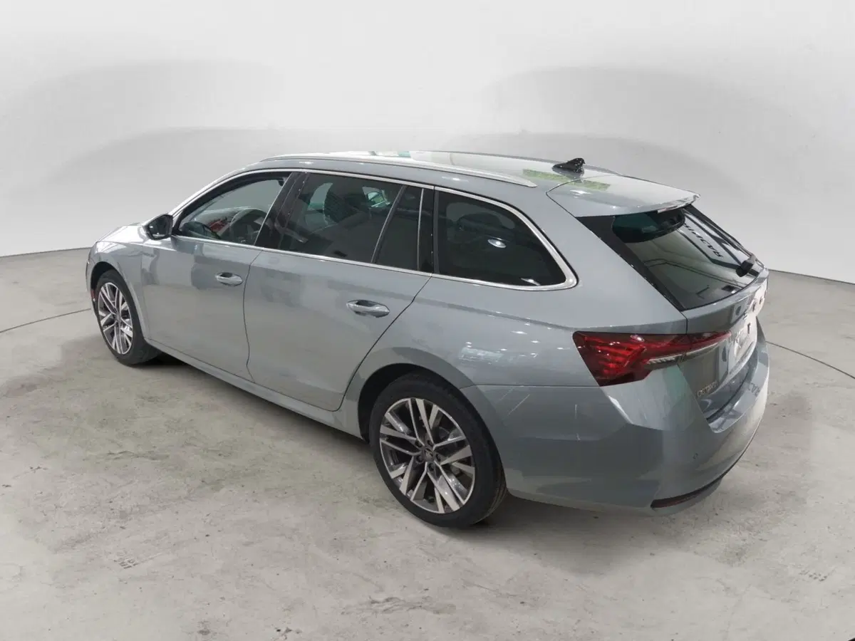 Skoda Octavia Station Wagon nuova a Torino (5)