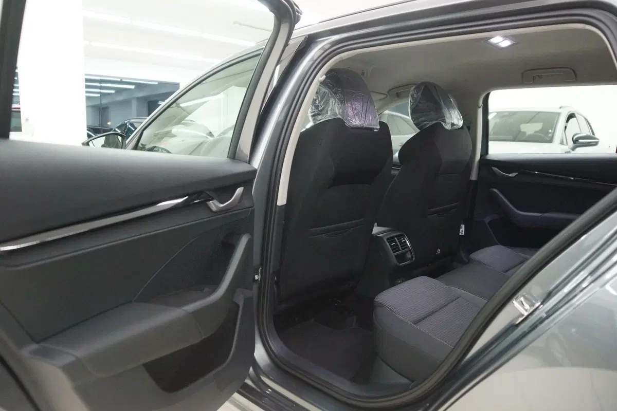 Skoda Octavia Station Wagon nuova a Torino (8)