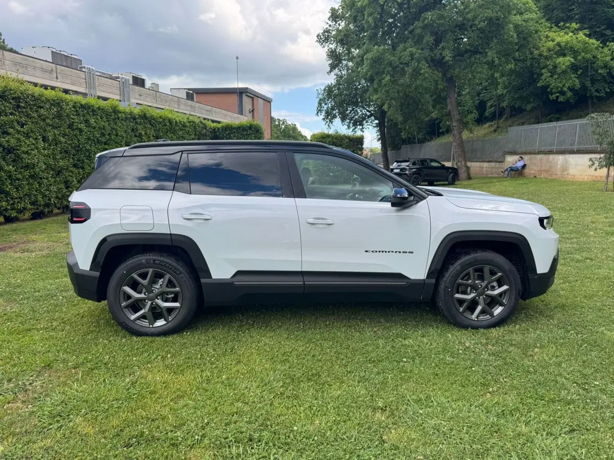 Jeep Compass nuova a Salerno (16)