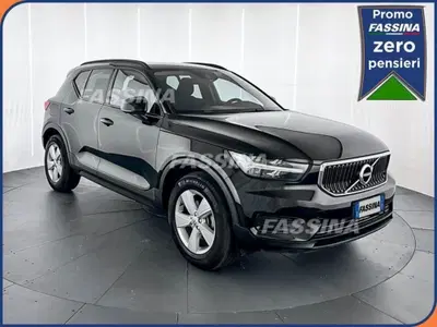 Volvo XC40 T2 Momentum Core del 2022 usata a Milano