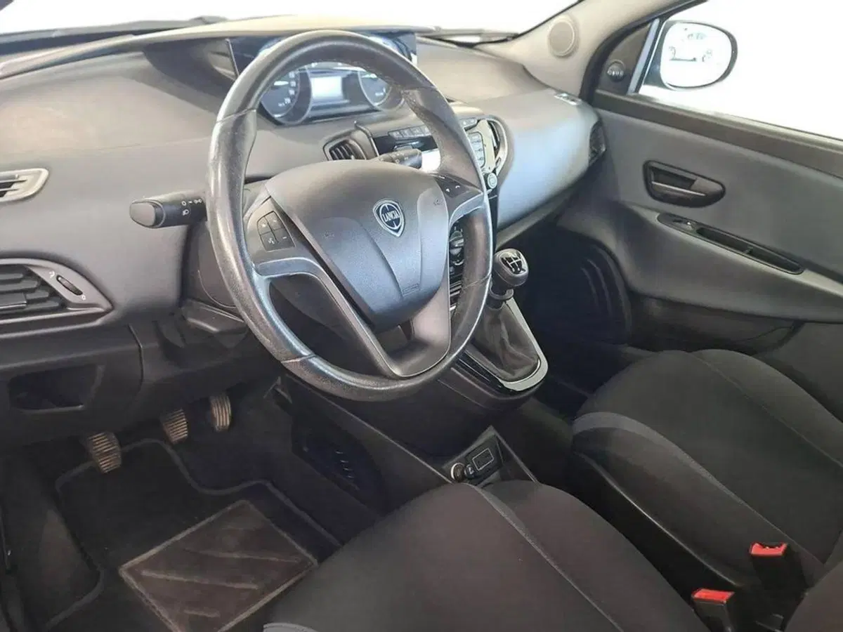 Lancia Ypsilon usata a Torino (11)