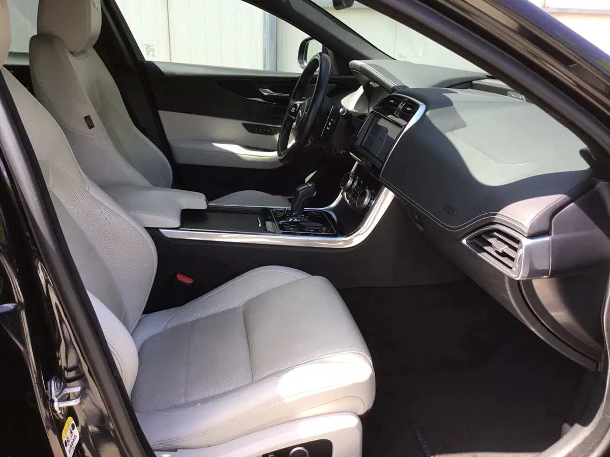 Jaguar XE usata a Napoli (5)