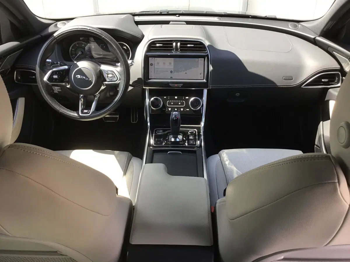 Jaguar XE usata a Napoli (6)
