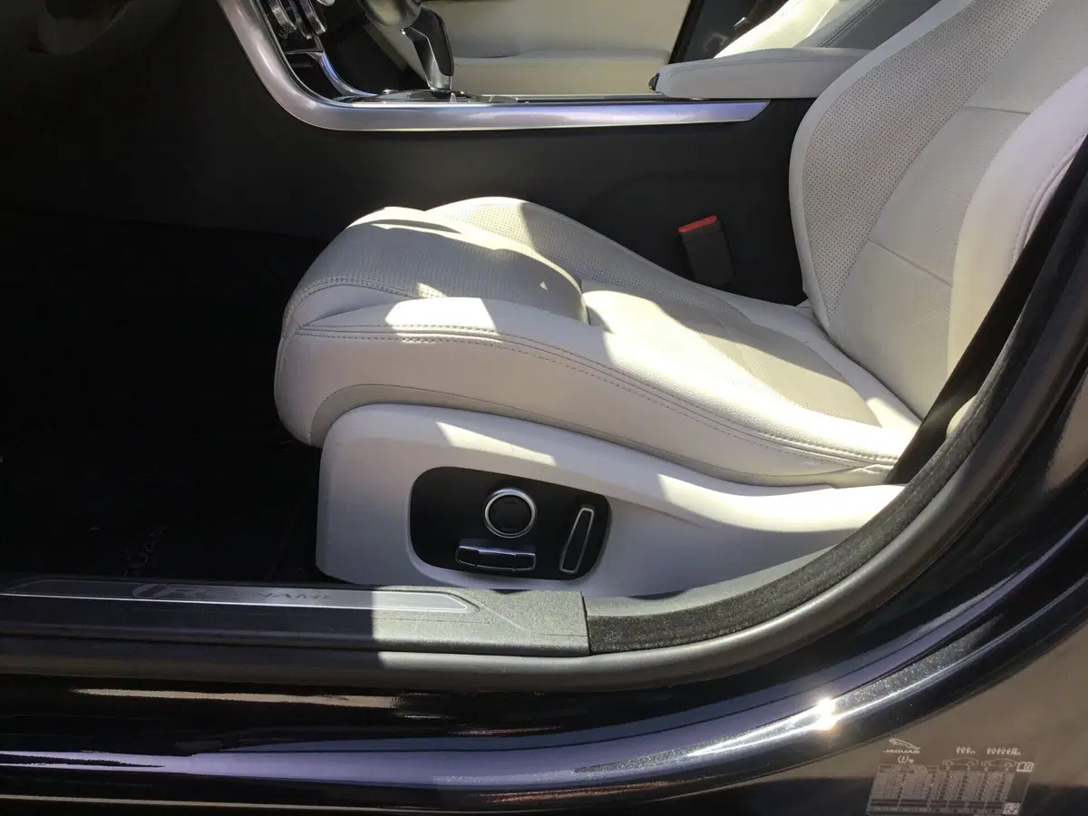 Jaguar XE usata a Napoli (9)
