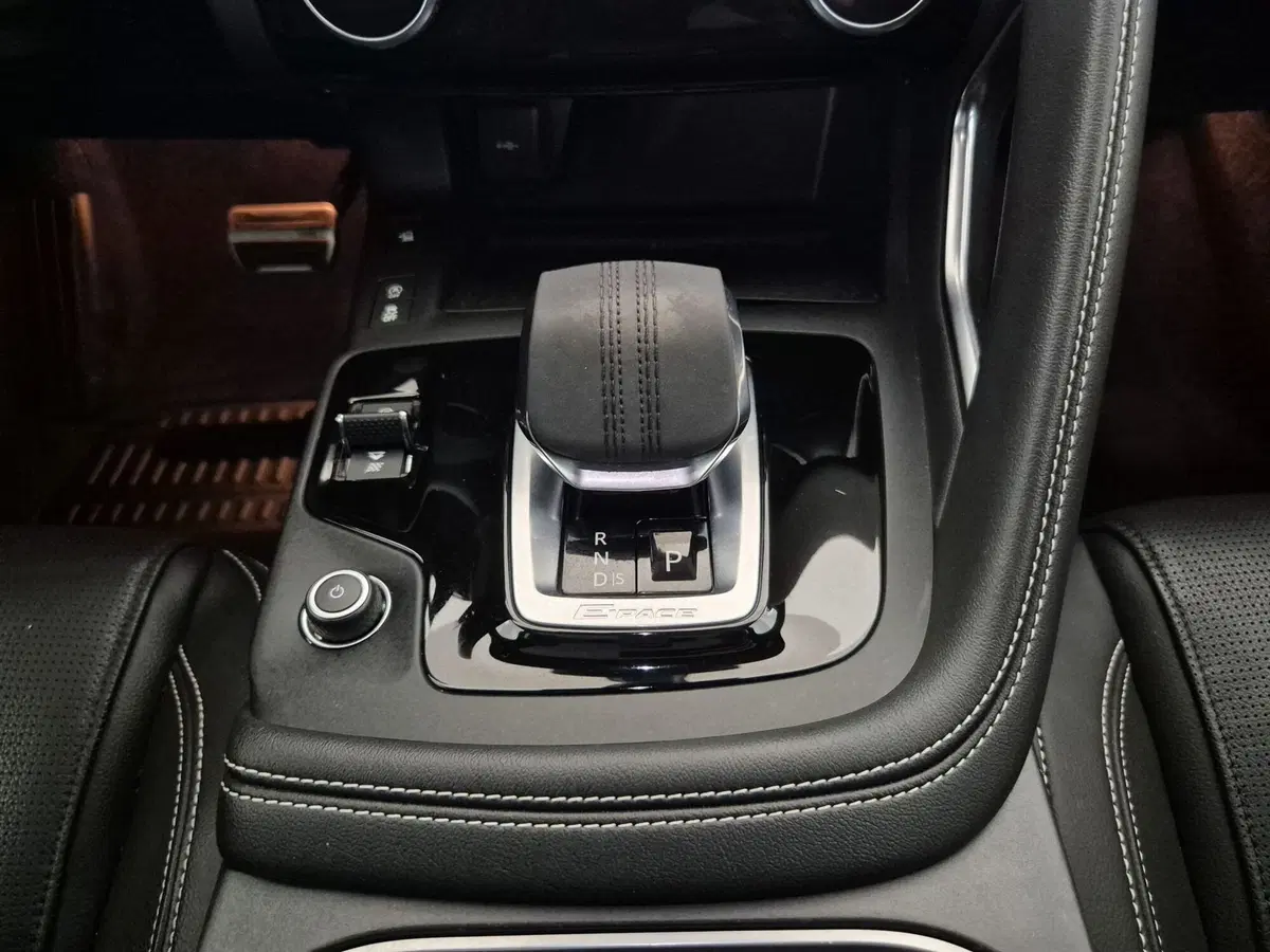 Jaguar E-Pace usata a Torino (11)
