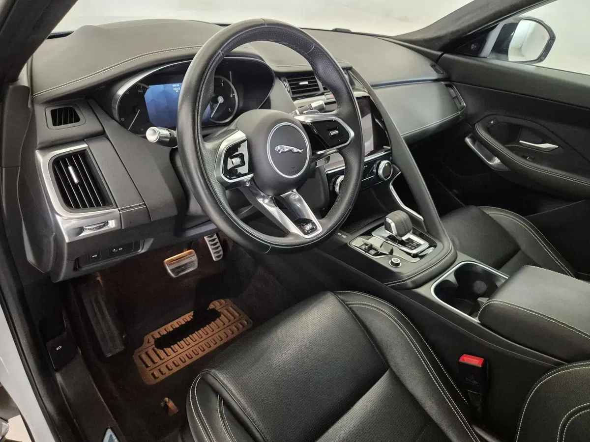 Jaguar E-Pace usata a Torino (17)