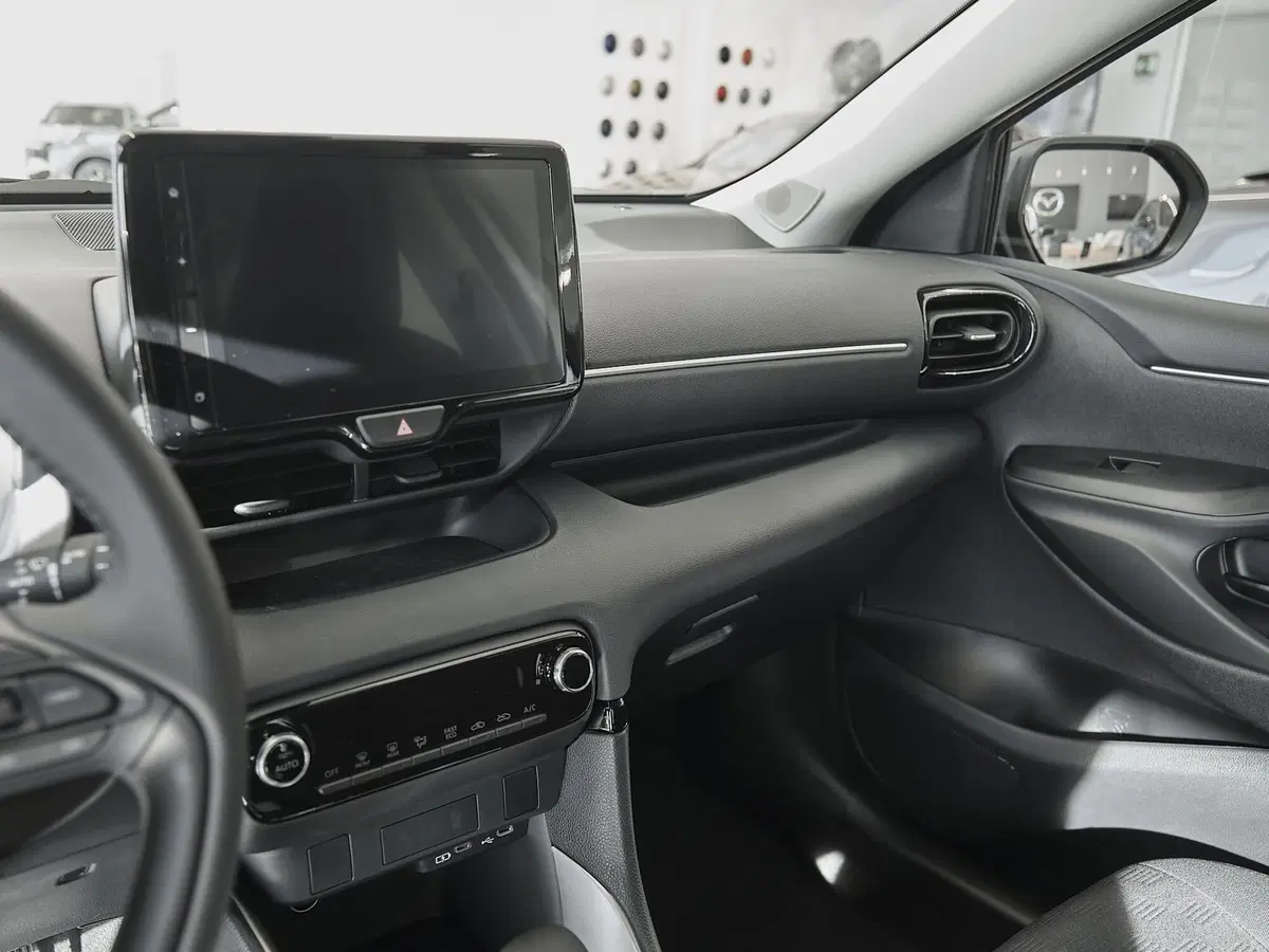 Mazda Mazda2 Hybrid nuova a Prato (9)