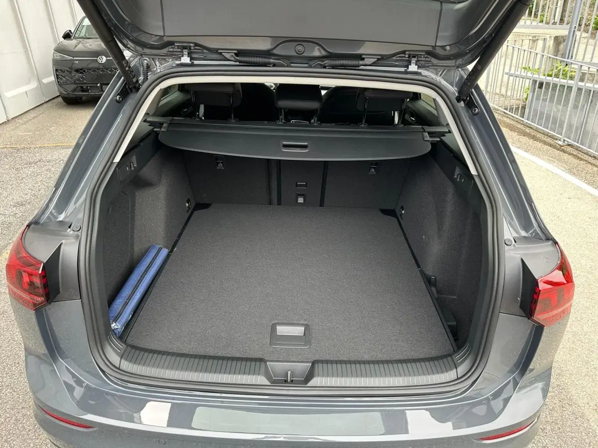 Volkswagen Golf Variant nuova a Lecco (4)
