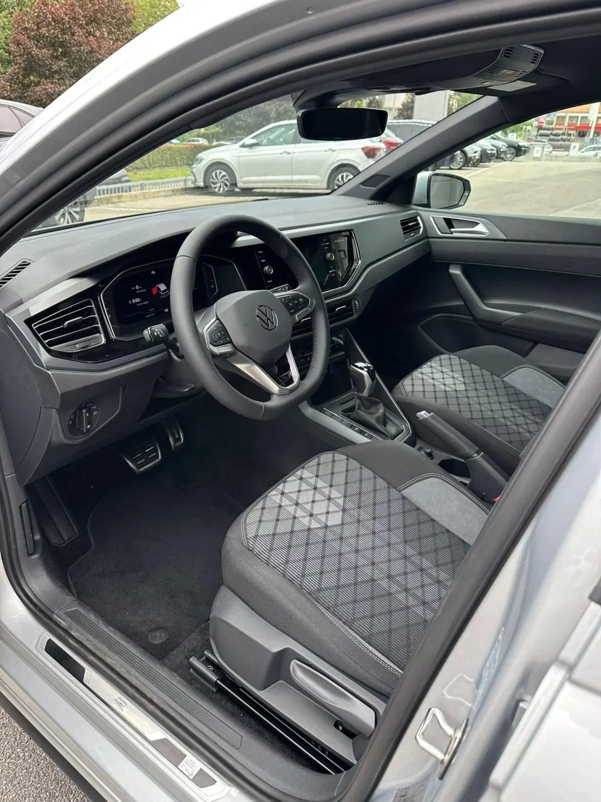 Volkswagen Polo nuova a Lecco (9)